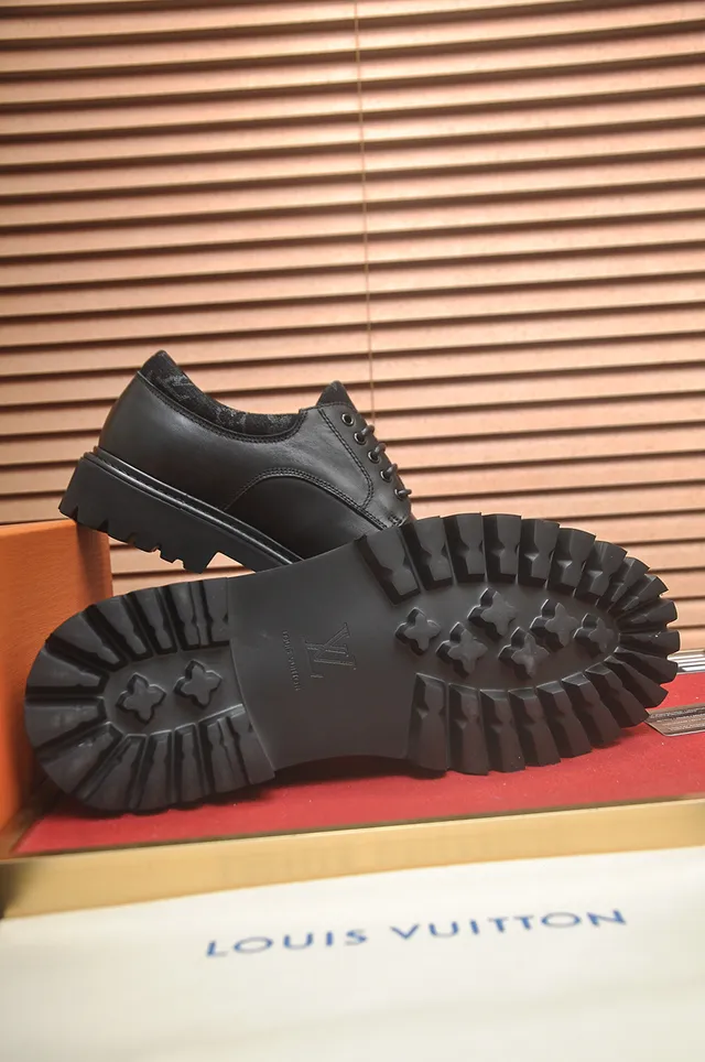 Louis Vuitton LV Trail Sapatos Oxford de couro preto com sola grossa com cravos 3