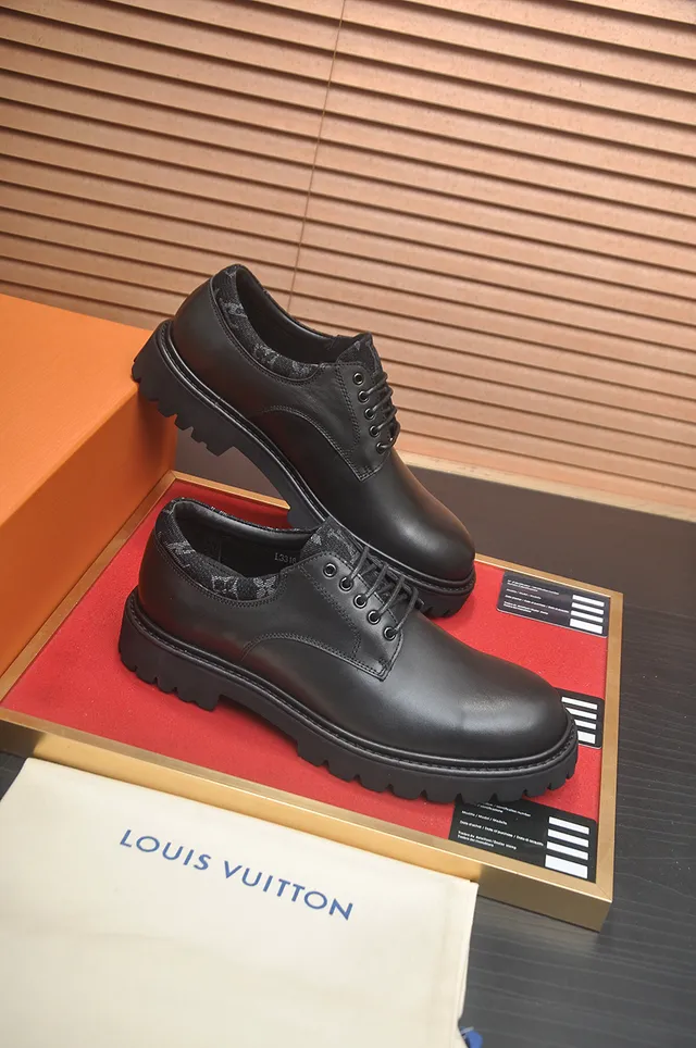 Louis Vuitton LV Trail Sapatos Oxford de couro preto com sola grossa com cravos 4
