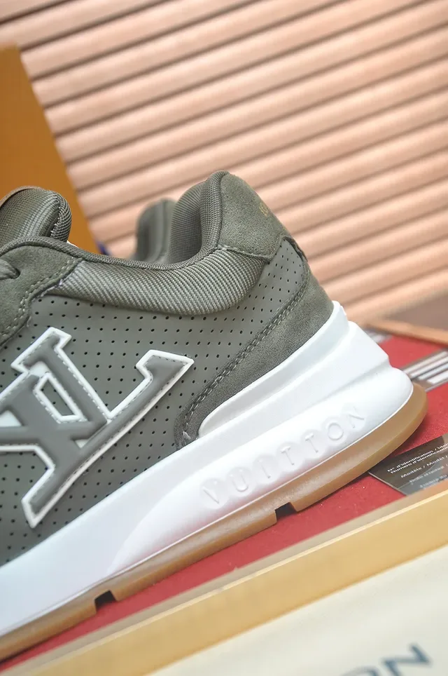 Louis Vuitton LV Trainer লাইফস্টাইল স্নিকার আর্মি গ্রিন হোয়াইট পারফোরেটেড সুয়েড আপার ওভারসাইজড মনোগ্রাম লোগো 2