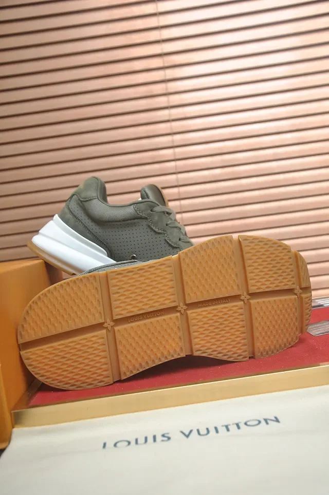 Louis Vuitton LV Trainer লাইফস্টাইল স্নিকার আর্মি গ্রিন হোয়াইট পারফোরেটেড সুয়েড আপার ওভারসাইজড মনোগ্রাম লোগো 3