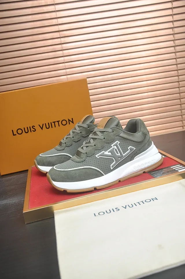 Louis Vuitton LV Trainer লাইফস্টাইল স্নিকার আর্মি গ্রিন হোয়াইট পারফোরেটেড সুয়েড আপার ওভারসাইজড মনোগ্রাম লোগো 4