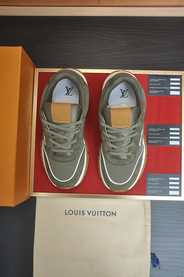 Louis Vuitton LV Trainer লাইফস্টাইল স্নিকার আর্মি গ্রিন হোয়াইট পারফোরেটেড সুয়েড আপার ওভারসাইজড মনোগ্রাম লোগো 5