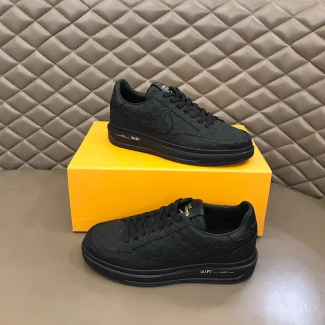 Louis Vuitton LV Trainer Sneakers Lifestyle Noires avec Upper en Toile Monogrammed, Semelle Intermédiaire avec Texte Embossé 4
