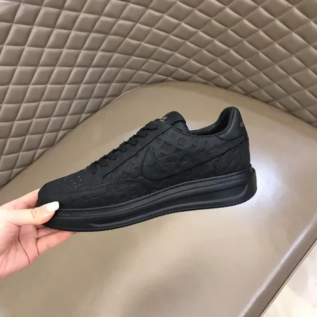 Louis Vuitton LV Trainer Sneakers Lifestyle Noires avec Upper en Toile Monogrammed, Semelle Intermédiaire avec Texte Embossé 8