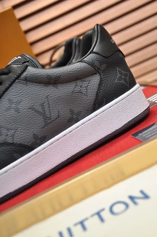 Louis Vuitton LV Trainer Tênis Lifestyle de Couro Preto e Branco com Estampa Monograma Low-Top 3