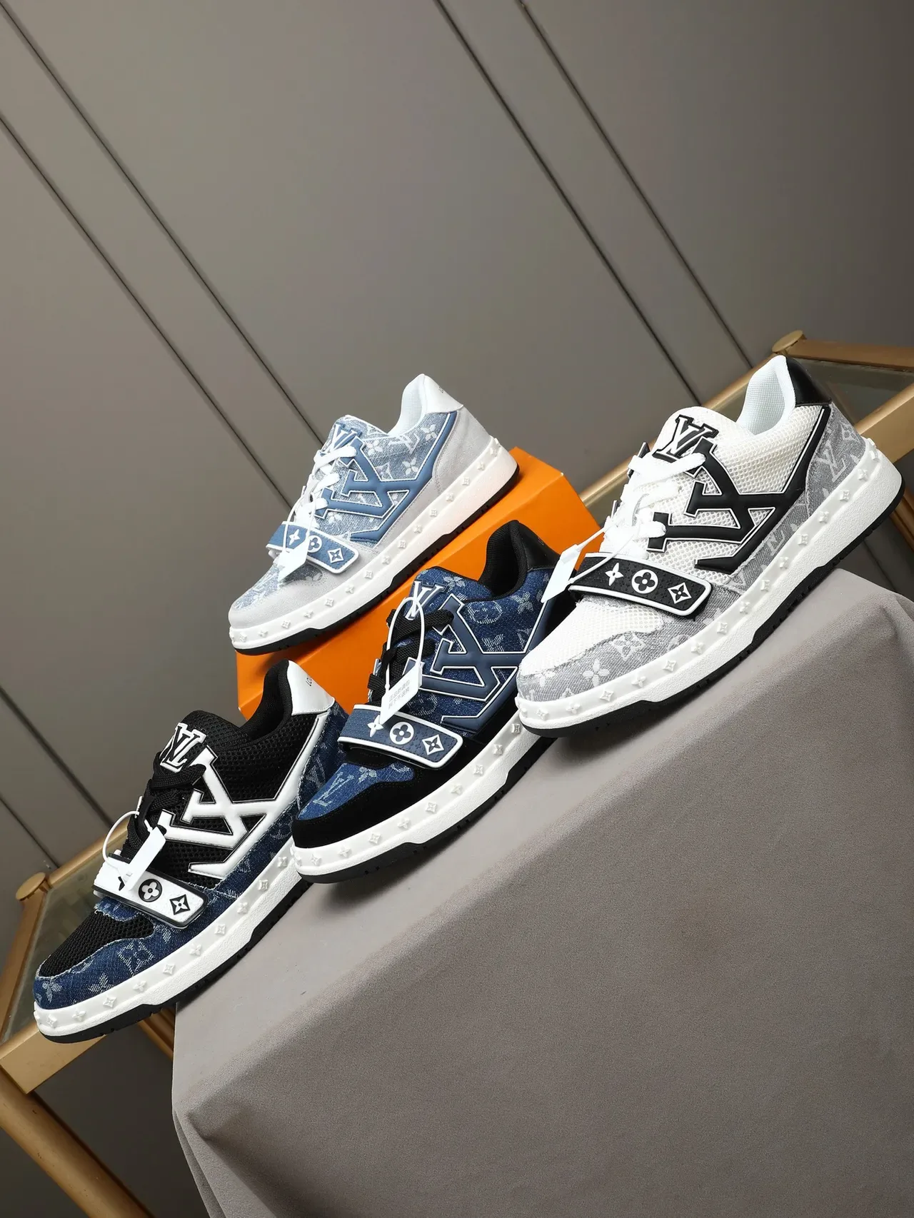Louis Vuitton LV Trainer Tênis Lifestyle Azul Preto com Painel de Denim Monogramado 2