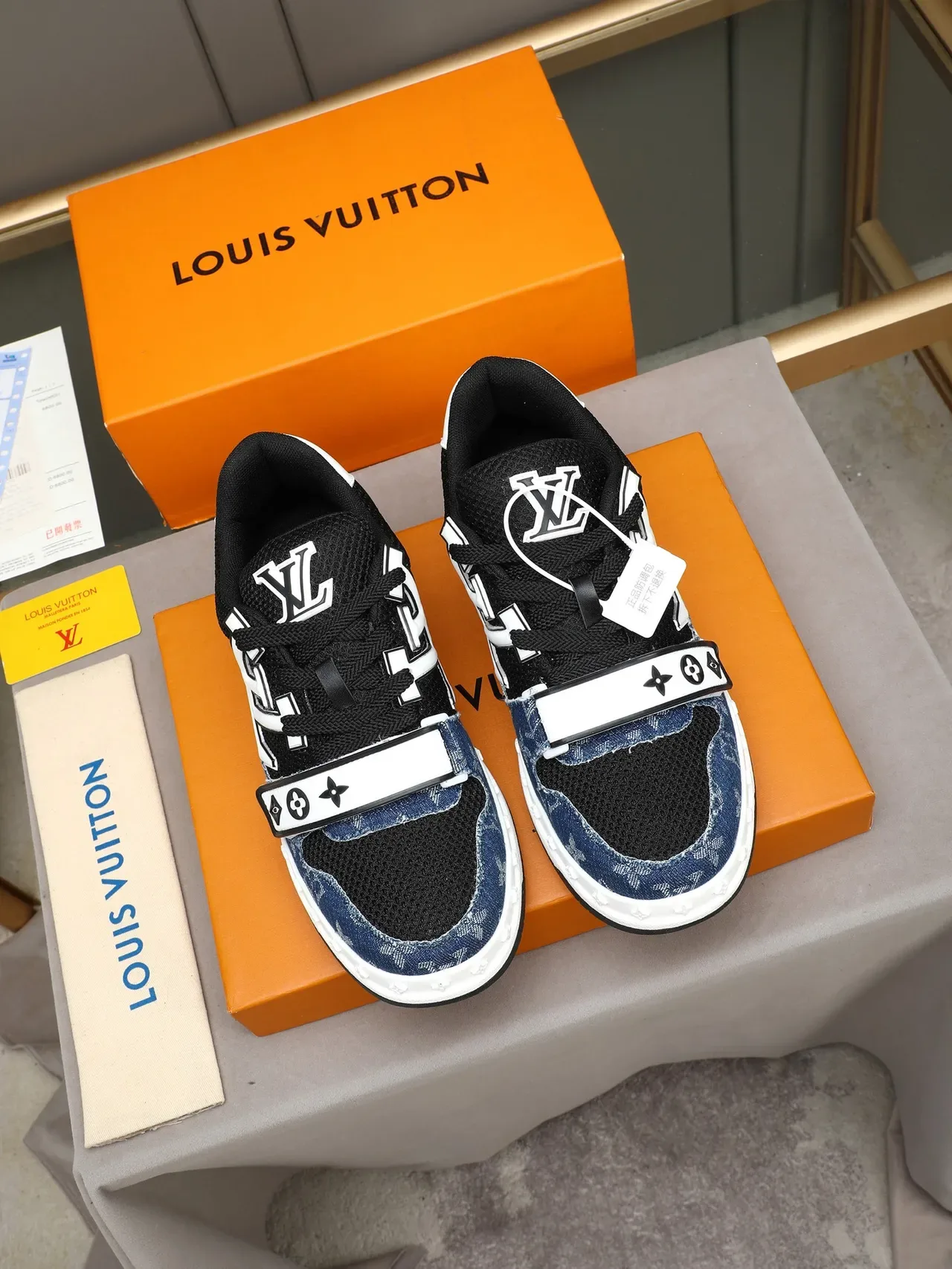 Louis Vuitton LV Trainer Tênis Lifestyle Azul Preto com Painel de Denim Monogramado 3