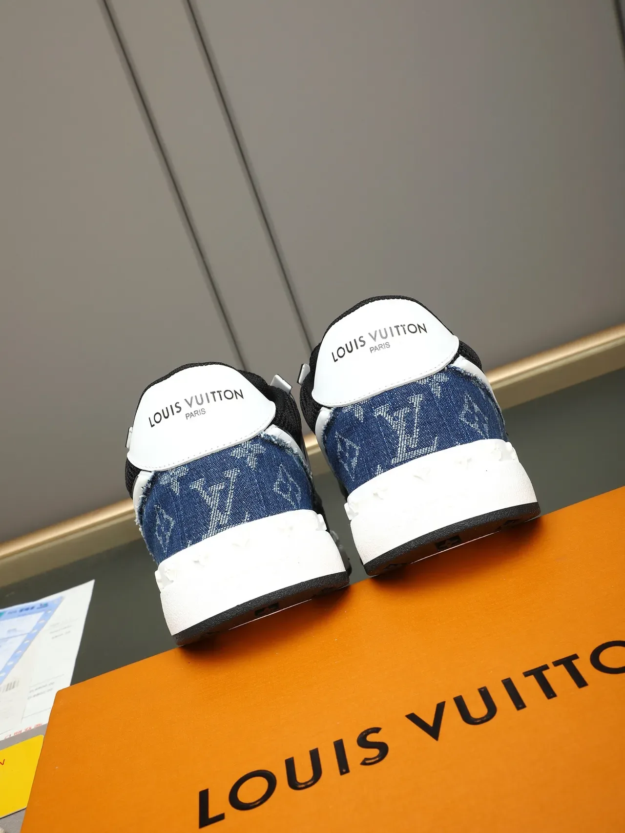 Louis Vuitton LV Trainer Tênis Lifestyle Azul Preto com Painel de Denim Monogramado 4