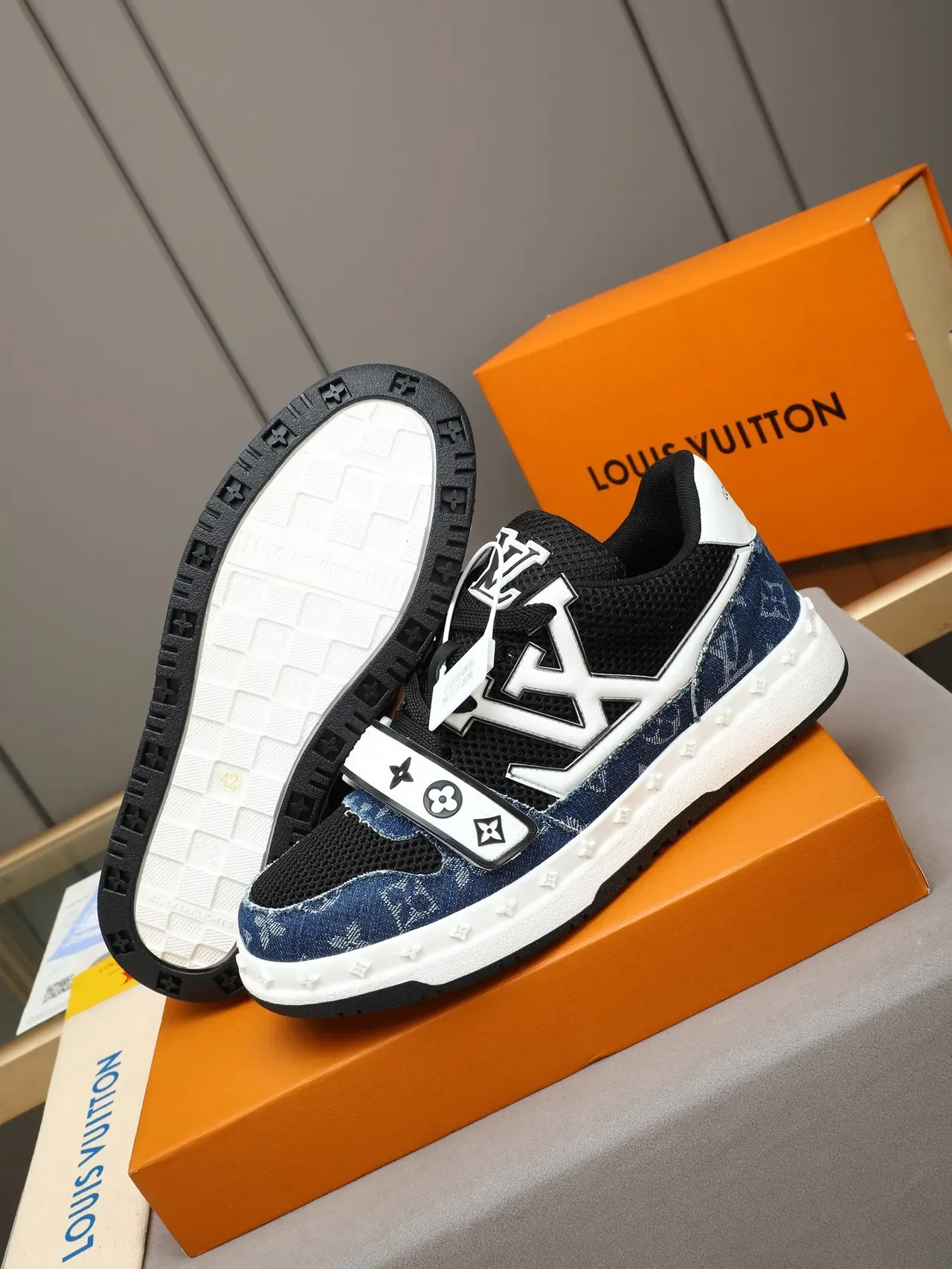 Louis Vuitton LV Trainer Tênis Lifestyle Azul Preto com Painel de Denim Monogramado 5