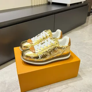 Louis Vuitton LV Trainer Zapatillas lifestyle con superior de patent metálico blanco y dorado con impresión de monograma