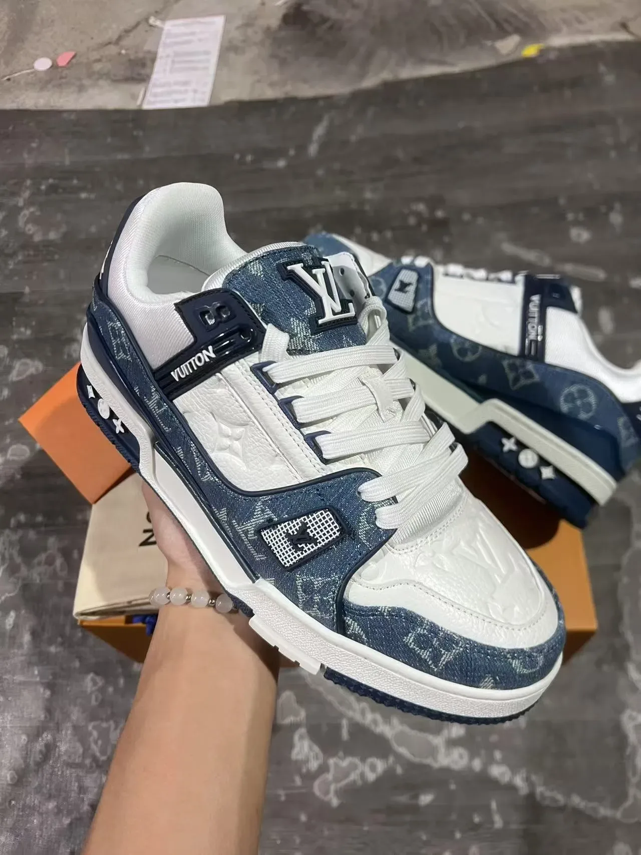 Louis Vuitton LV Trainer Navy White Monogrammed Denim Upper Tênis Lifestyle Assimétrico Cinto Brand 2