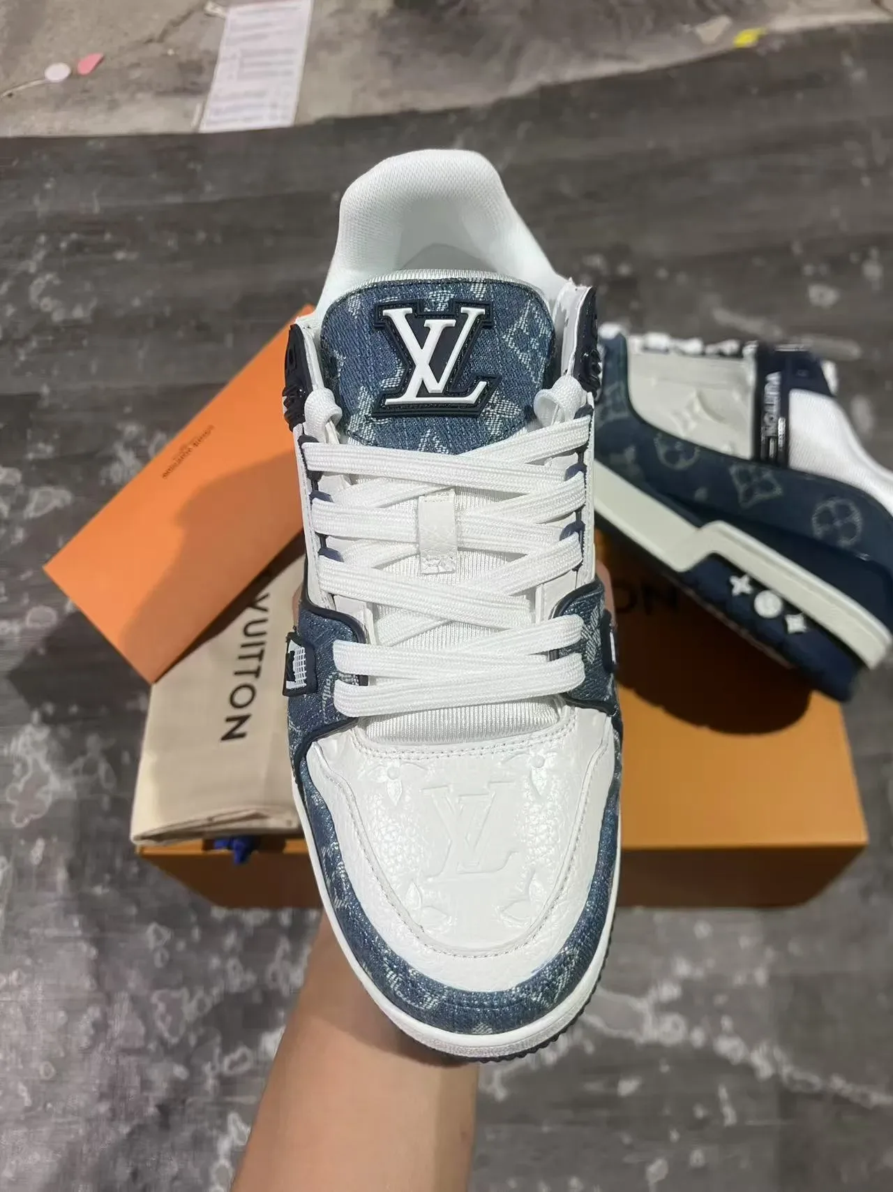 Louis Vuitton LV Trainer Navy White Monogrammed Denim Upper Tênis Lifestyle Assimétrico Cinto Brand 3