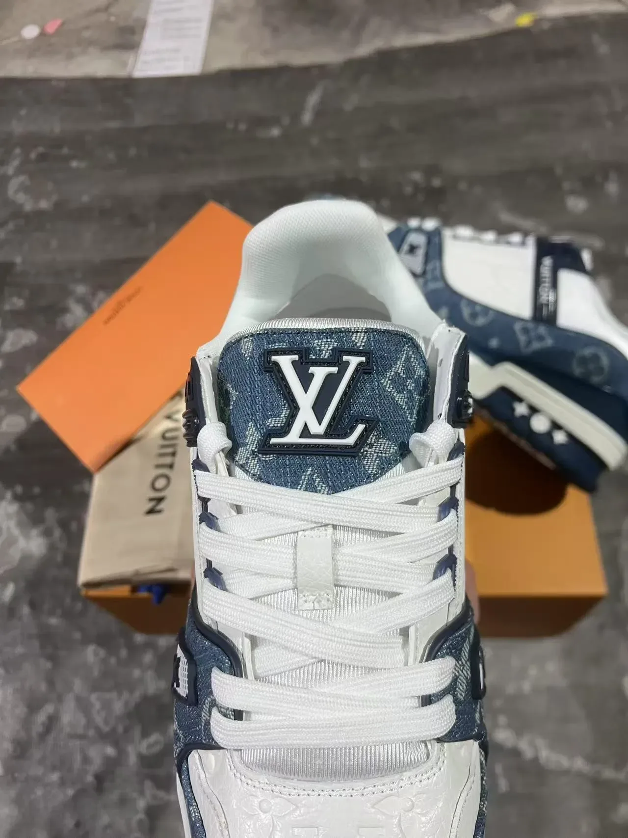 Louis Vuitton LV Trainer Navy White Monogrammed Denim Upper Tênis Lifestyle Assimétrico Cinto Brand 4