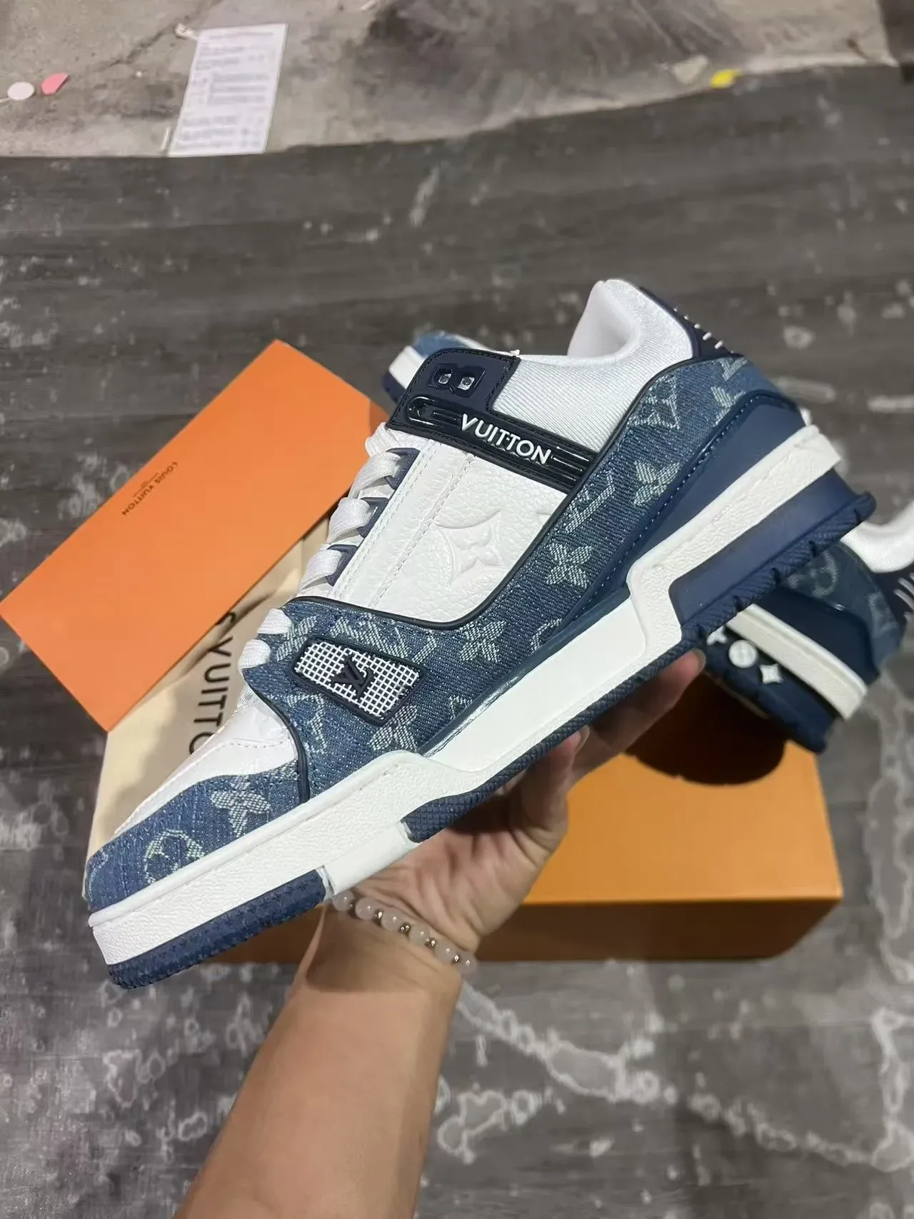 Louis Vuitton LV Trainer Navy White Monogrammed Denim Upper Tênis Lifestyle Assimétrico Cinto Brand 5