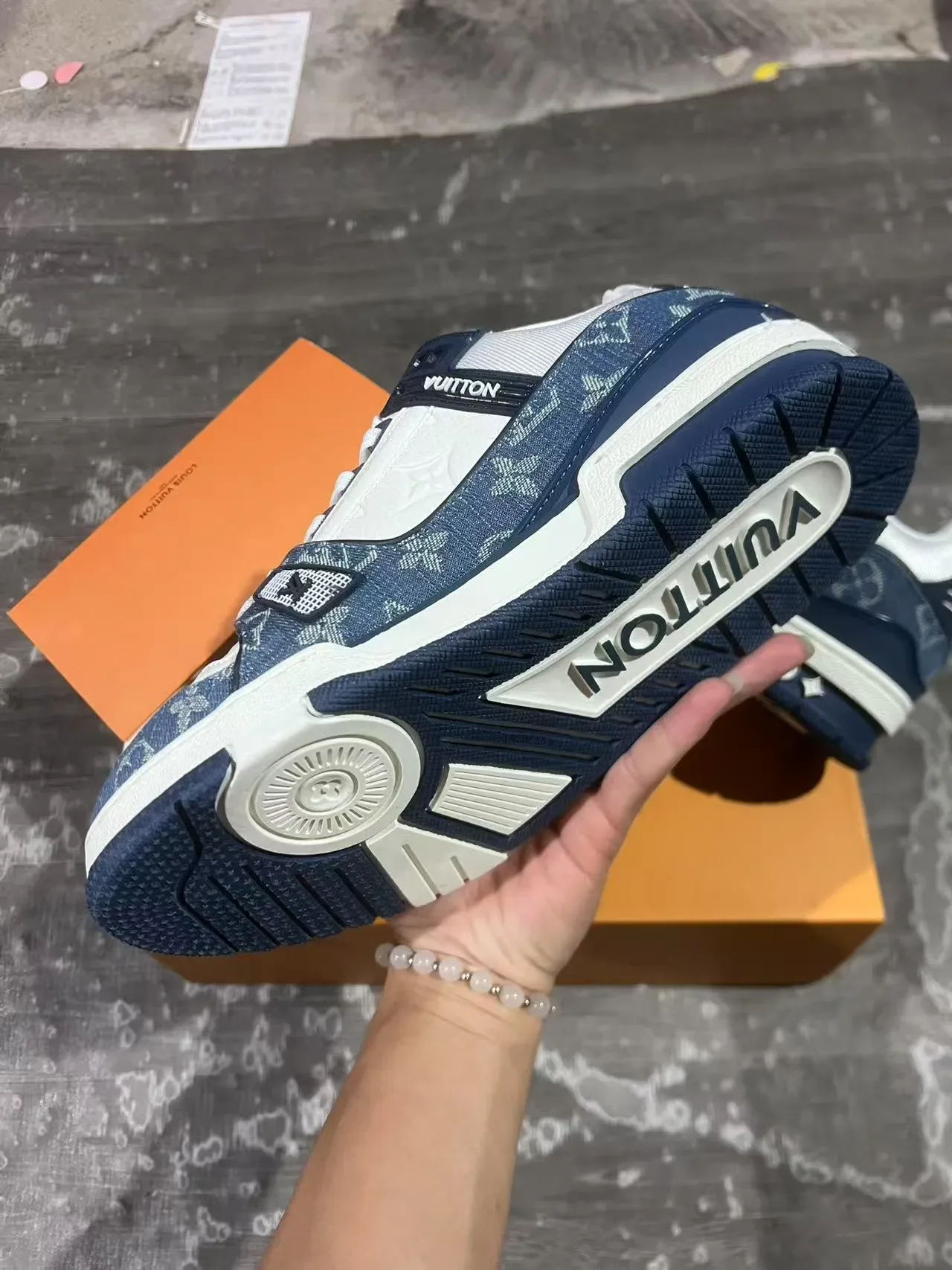 Louis Vuitton LV Trainer Navy White Monogrammed Denim Upper Tênis Lifestyle Assimétrico Cinto Brand 6