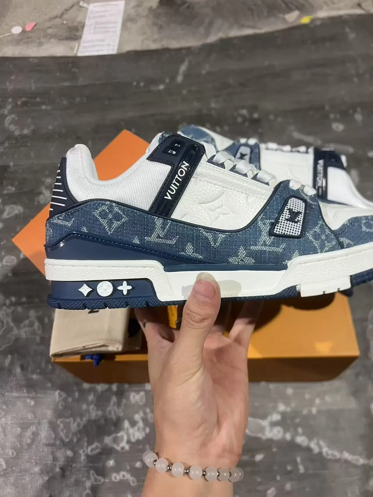 Louis Vuitton LV Trainer Navy White Monogrammed Denim Upper Tênis Lifestyle Assimétrico Cinto Brand 7