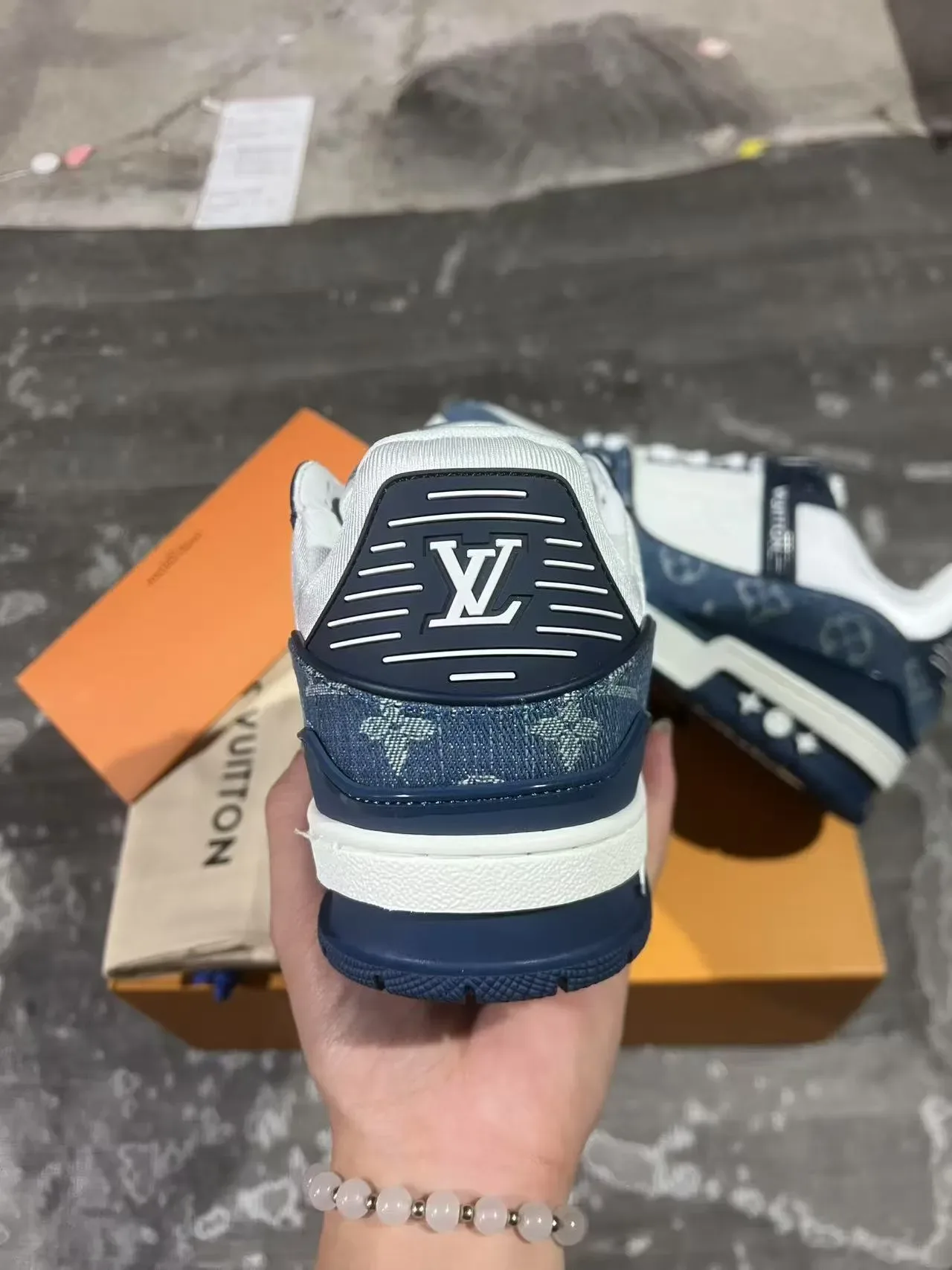 Louis Vuitton LV Trainer Navy White Monogrammed Denim Upper Tênis Lifestyle Assimétrico Cinto Brand 8