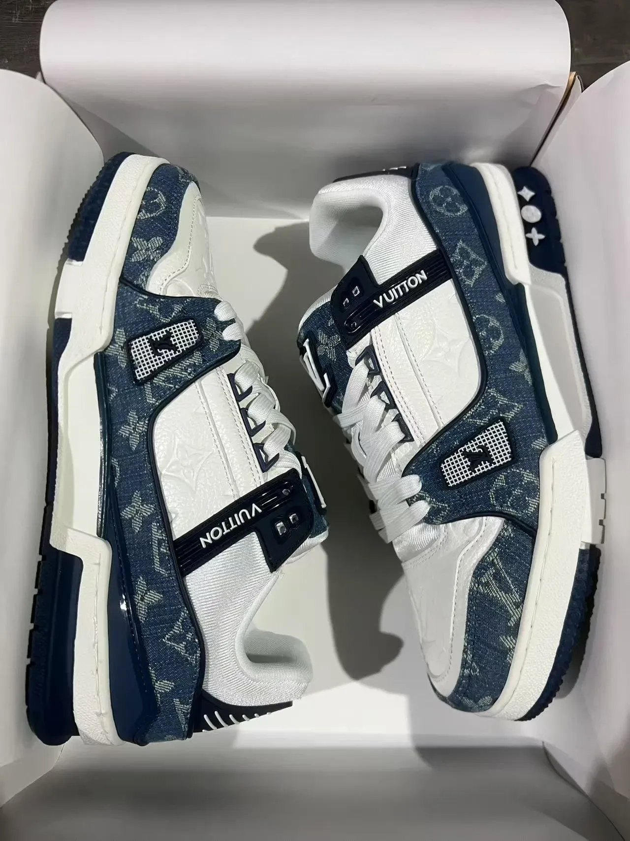 Louis Vuitton LV Trainer Navy White Monogrammed Denim Upper Tênis Lifestyle Assimétrico Cinto Brand 9