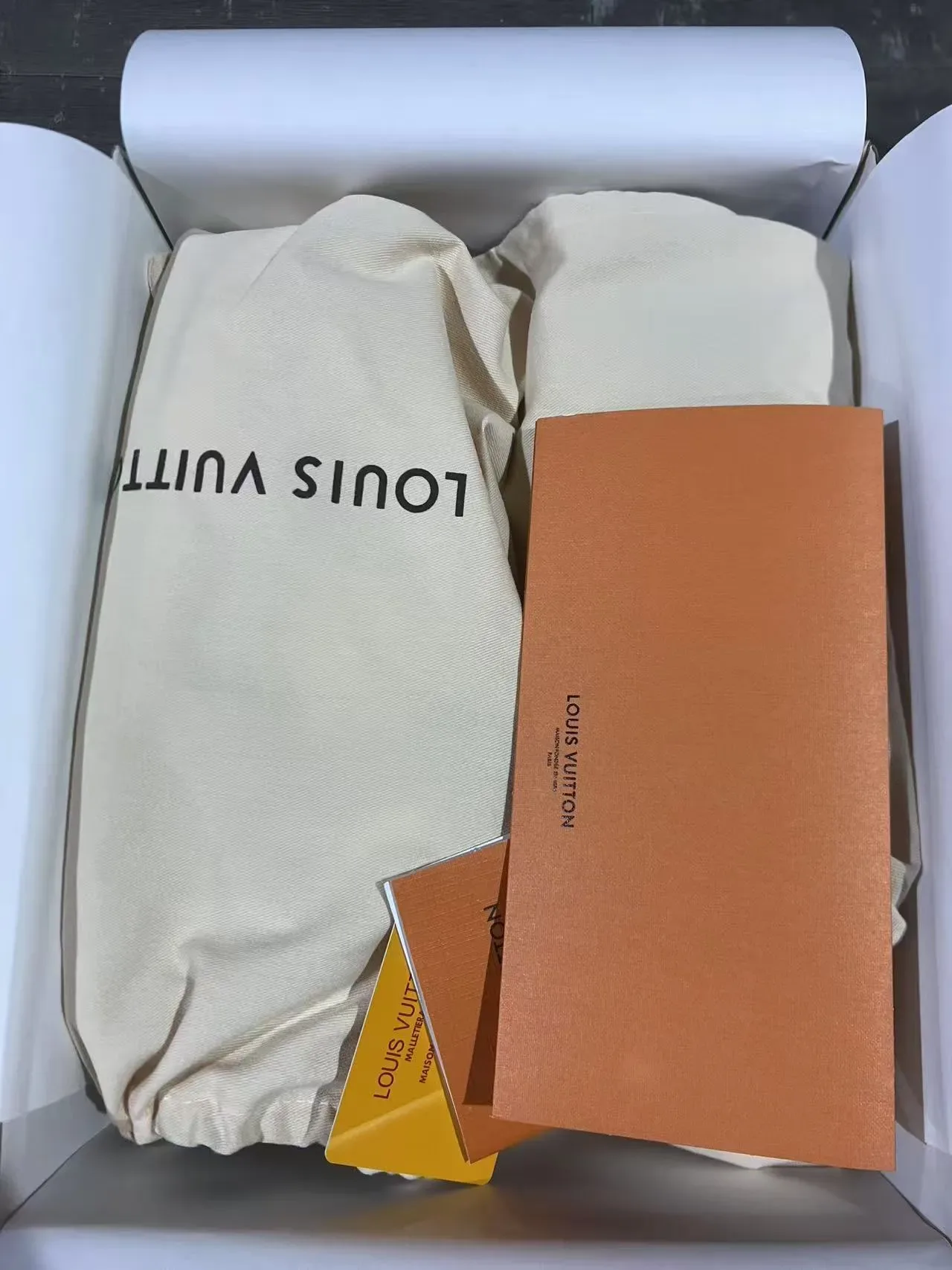 Louis Vuitton LV Trainer Navy White Monogrammed Denim Upper Tênis Lifestyle Assimétrico Cinto Brand 10