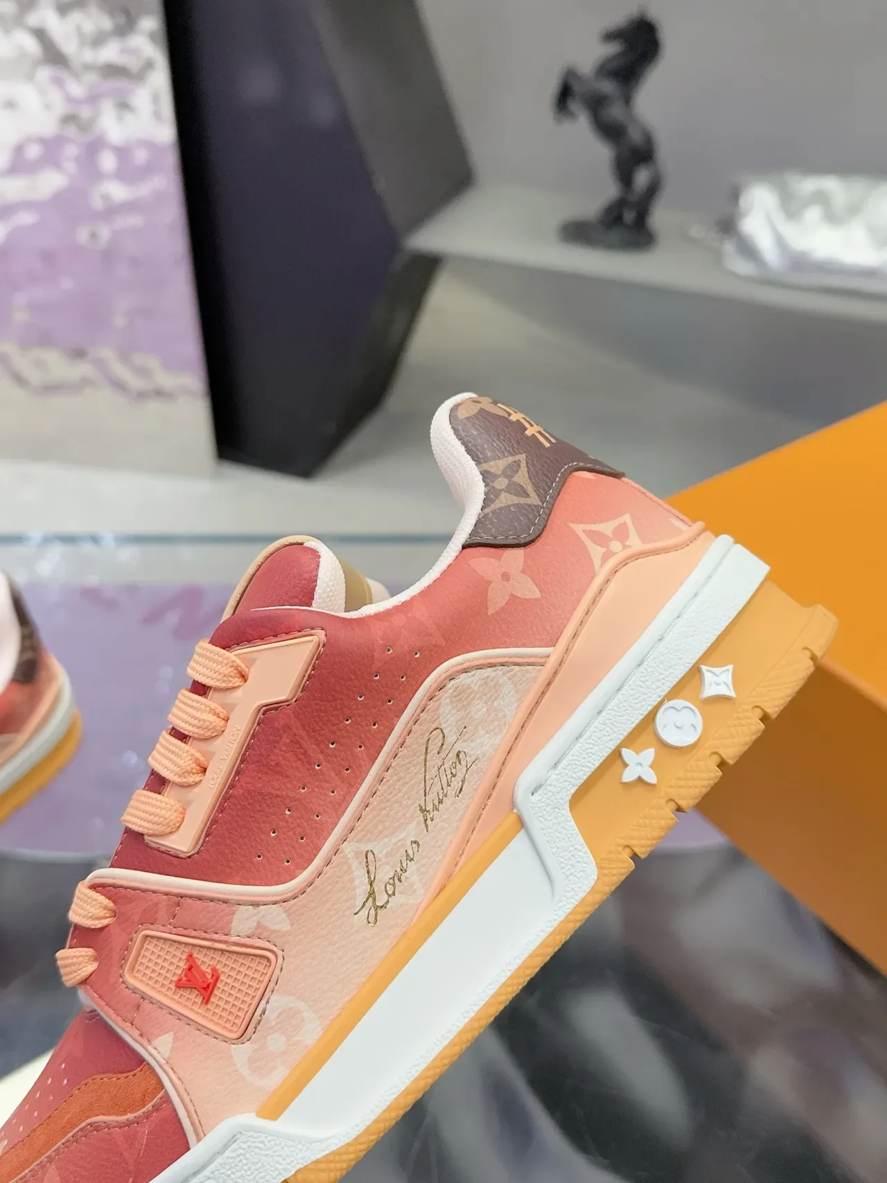 Louis Vuitton LV Trainer Sneakers Lifestyle Monogram Toile Rose Orange Haut En Couches 3