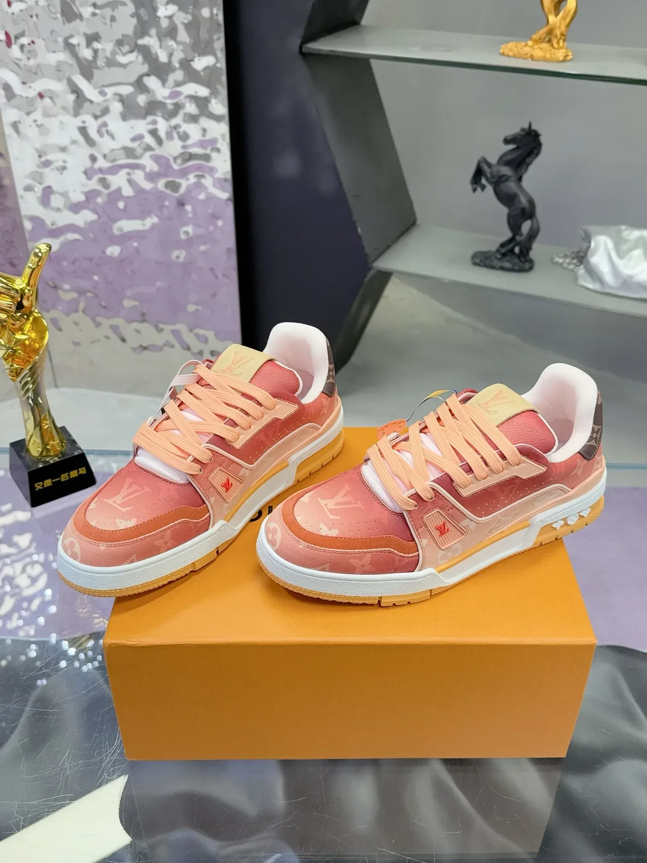 Louis Vuitton LV Trainer Sneakers Lifestyle Monogram Toile Rose Orange Haut En Couches 5