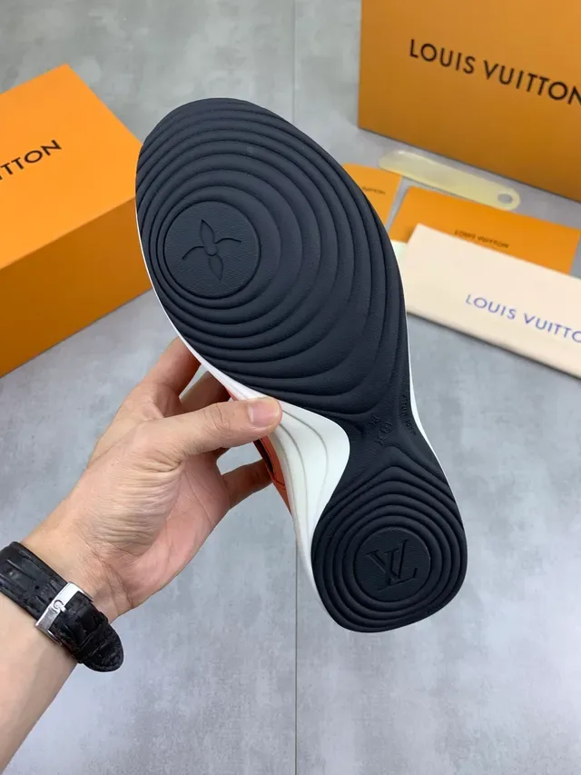 Louis Vuitton LV Trainer 红色橙色 层叠麂皮与面料上部 非对称彩色拼色 生活方式运动鞋 2