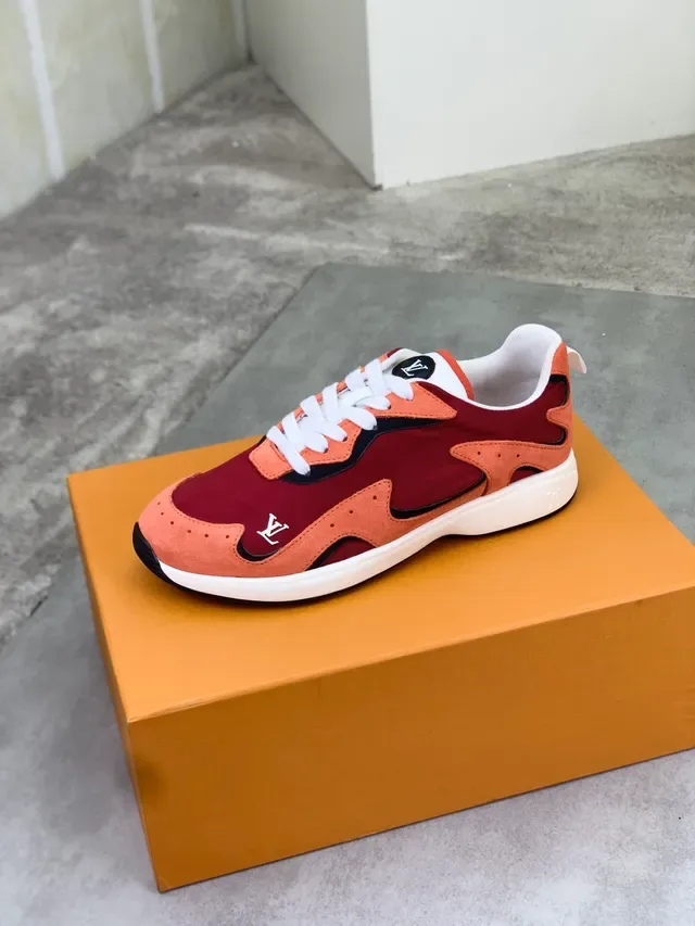 Louis Vuitton LV Trainer 红色橙色 层叠麂皮与面料上部 非对称彩色拼色 生活方式运动鞋 4