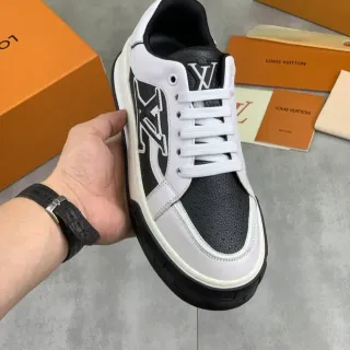 লুইস ভিত্তন LV Trainer সাদা কালো লো-টপ লেদার এবং পারফোরেটেড আপার লাইফস্টাইল স্নিকার