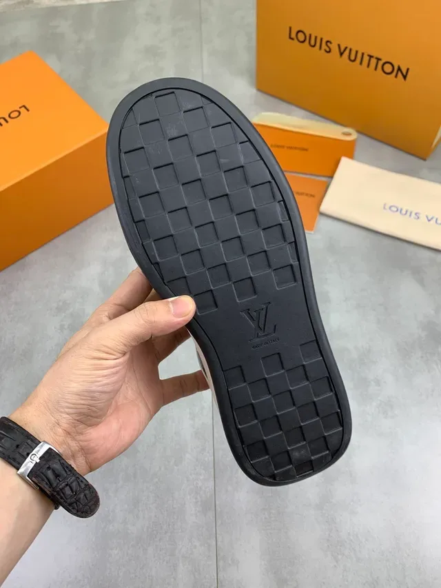 লুইস ভিত্তন LV Trainer সাদা কালো লো-টপ লেদার এবং পারফোরেটেড আপার লাইফস্টাইল স্নিকার 3