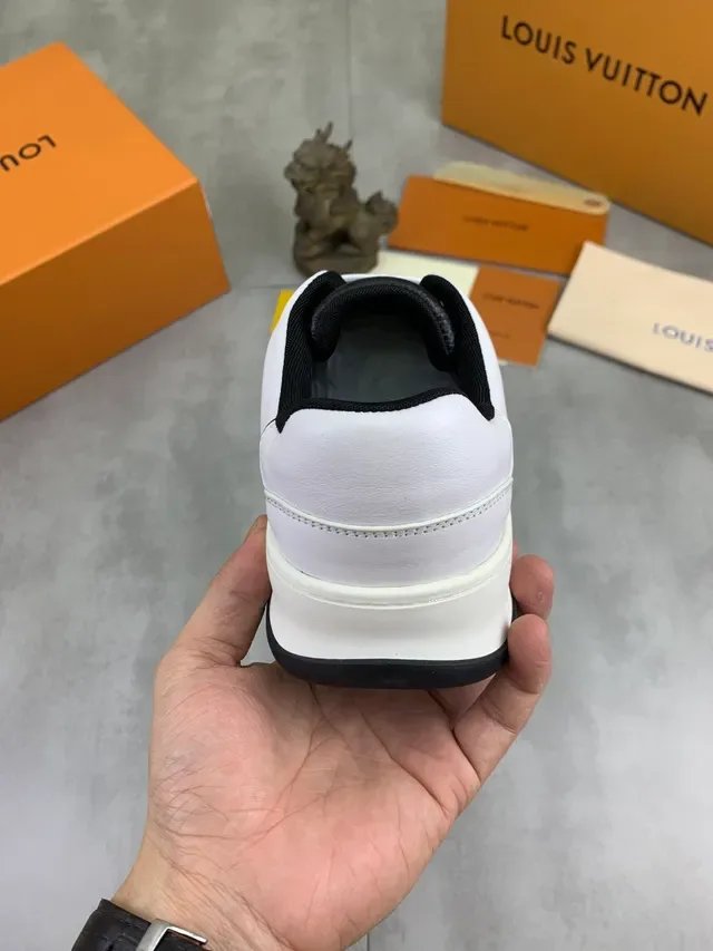 লুইস ভিত্তন LV Trainer সাদা কালো লো-টপ লেদার এবং পারফোরেটেড আপার লাইফস্টাইল স্নিকার 4