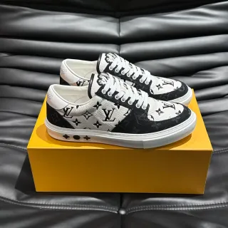 Louis Vuitton LV Trainer Tênis lifestyle branco e preto com impressão monograma em couro e lona de duas cores