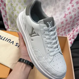লুইস ভিটন LV Trainer সাদা ধূসর এমবসড মনোগ্রাম চেকারবোর্ড টেক্সচার লাইফস্টাইল স্নিকার