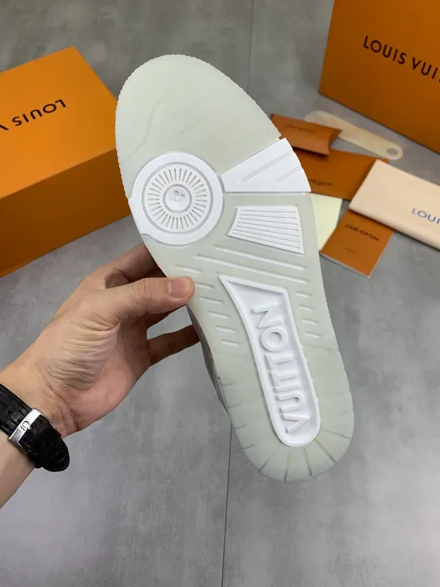 Louis Vuitton LV Trainer Branco e Cinza Monocromático em Camadas com Detalhe Monograma Embossed Lifestyle Sneakers 3