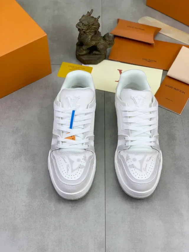 Louis Vuitton LV Trainer Branco e Cinza Monocromático em Camadas com Detalhe Monograma Embossed Lifestyle Sneakers 4