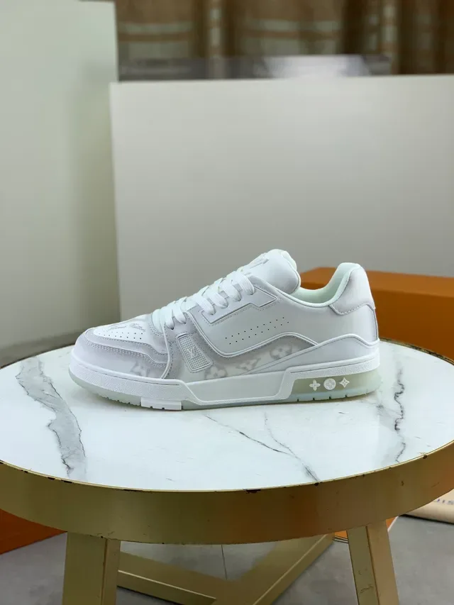 Louis Vuitton LV Trainer Branco e Cinza Monocromático em Camadas com Detalhe Monograma Embossed Lifestyle Sneakers 5
