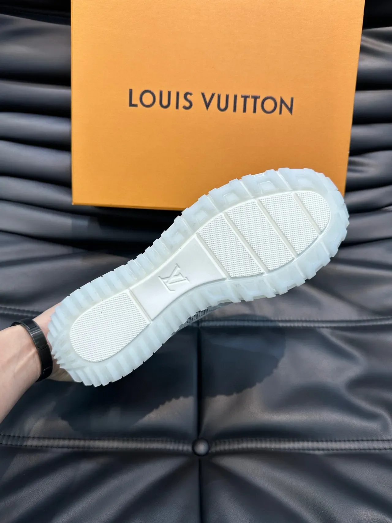 Louis Vuitton LV Trainer Chaussures Lifestyle Blanches et Grises Low-Top en Maille et Cuir 2