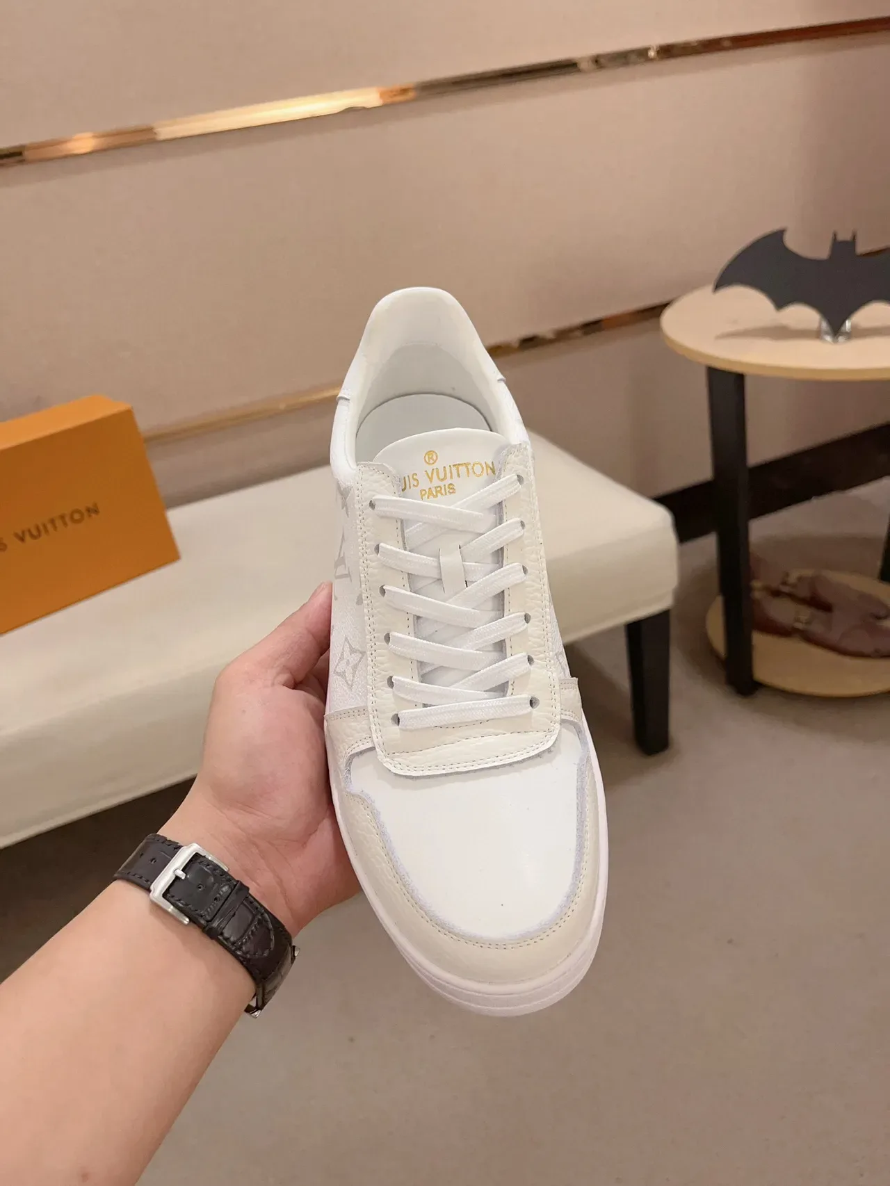 Louis Vuitton LV Trainer Sneakers de Cuir Blancs et Gris avec Impression Monogramme, Low-Top à Lacets, Style Lifestyle 2