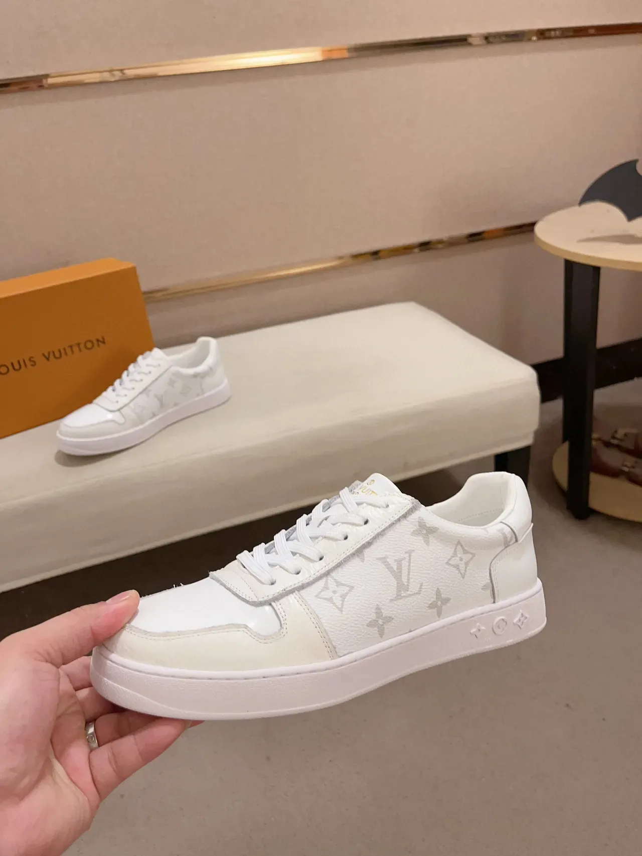 Louis Vuitton LV Trainer Sneakers de Cuir Blancs et Gris avec Impression Monogramme, Low-Top à Lacets, Style Lifestyle 3