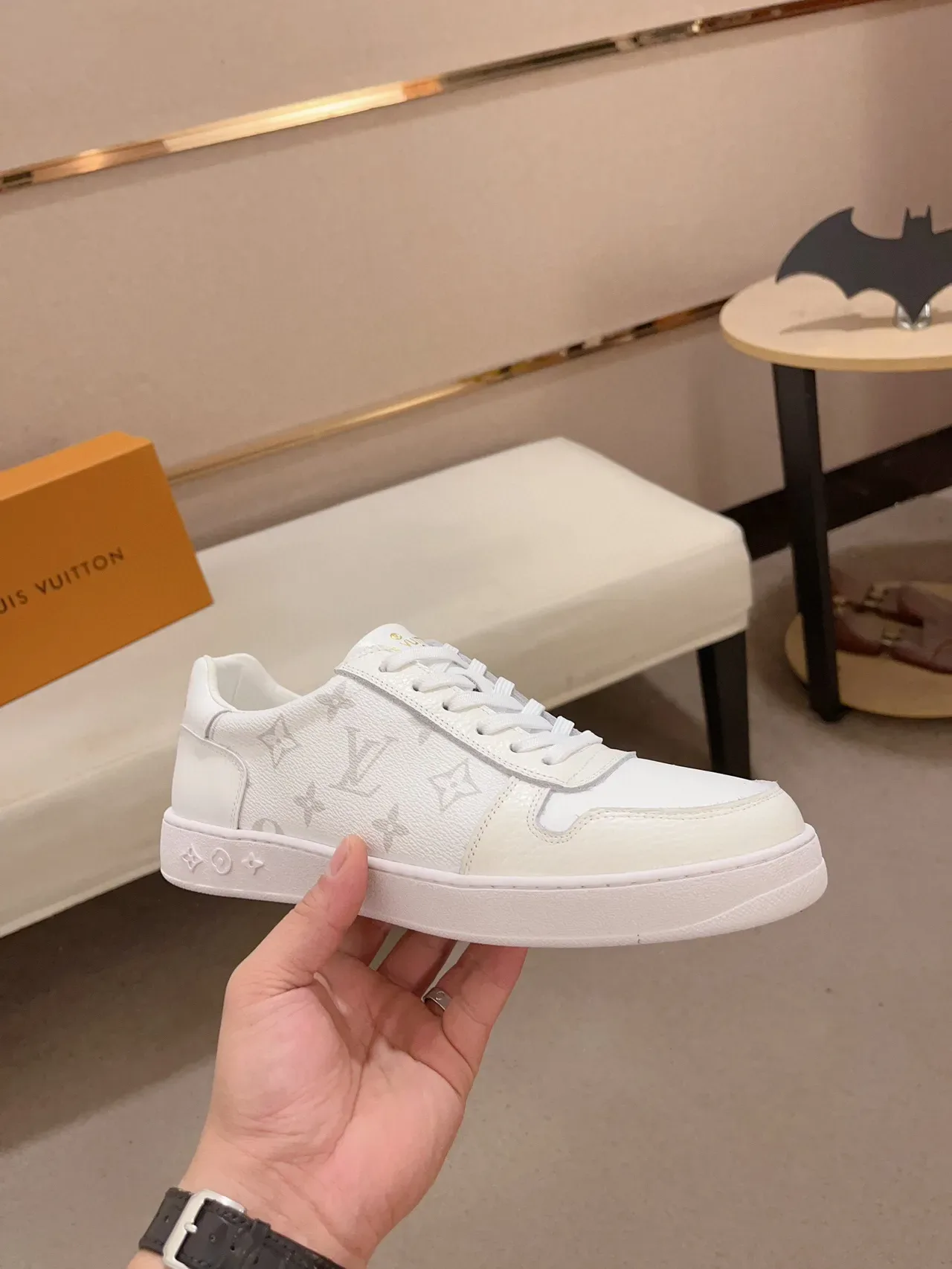 Louis Vuitton LV Trainer Sneakers de Cuir Blancs et Gris avec Impression Monogramme, Low-Top à Lacets, Style Lifestyle 4