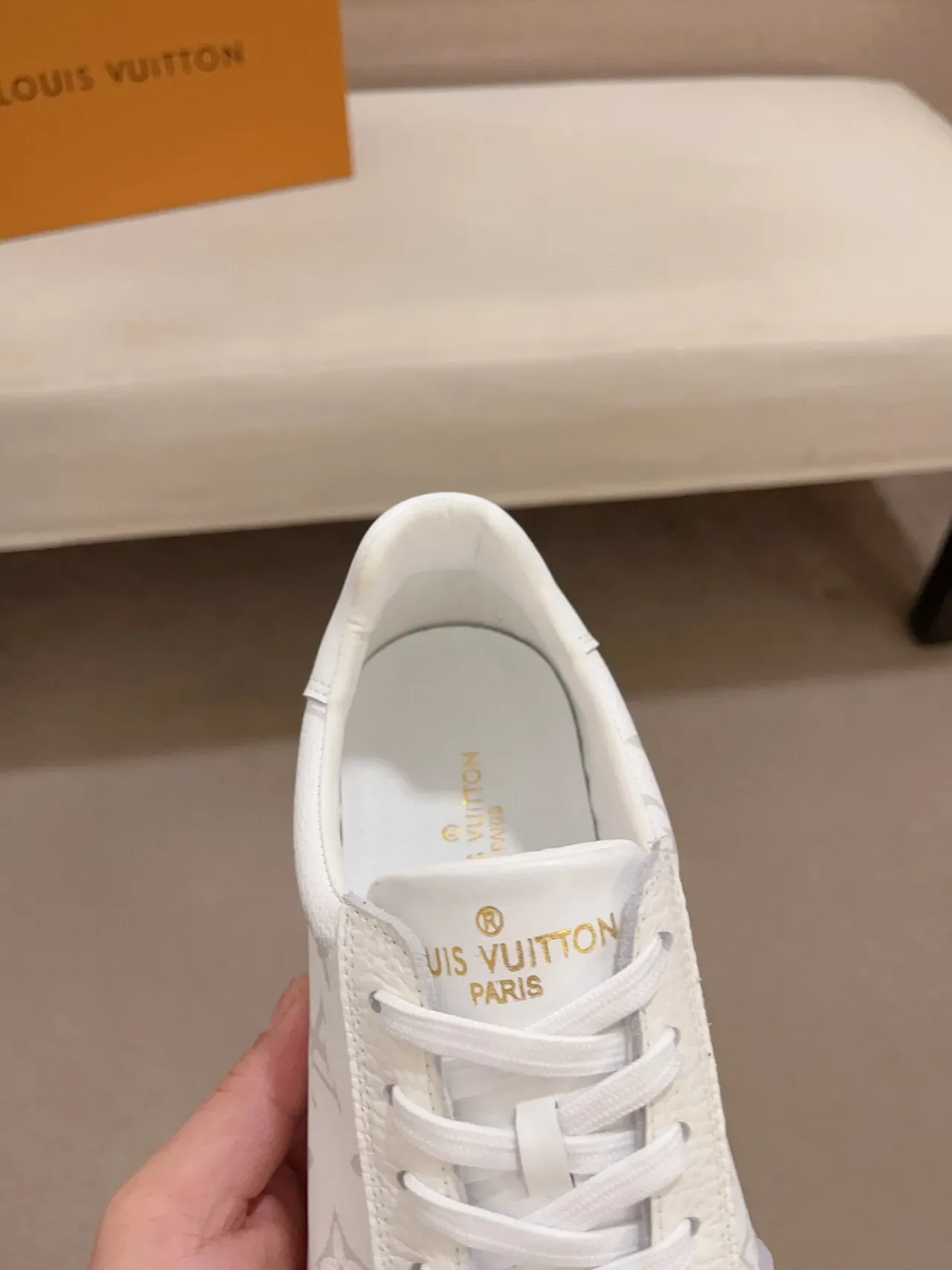 Louis Vuitton LV Trainer Sneakers de Cuir Blancs et Gris avec Impression Monogramme, Low-Top à Lacets, Style Lifestyle 6