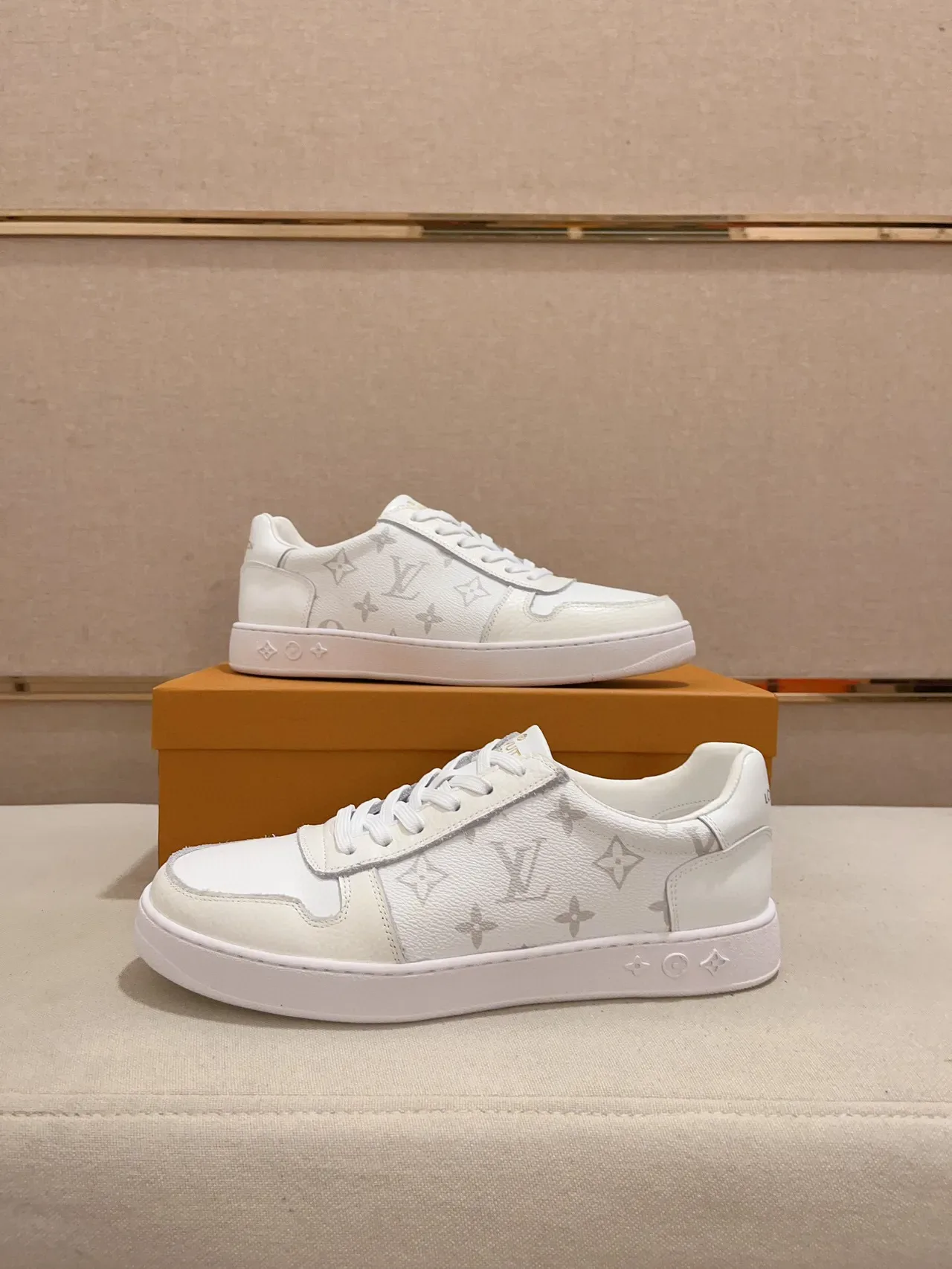 Louis Vuitton LV Trainer Sneakers de Cuir Blancs et Gris avec Impression Monogramme, Low-Top à Lacets, Style Lifestyle 7
