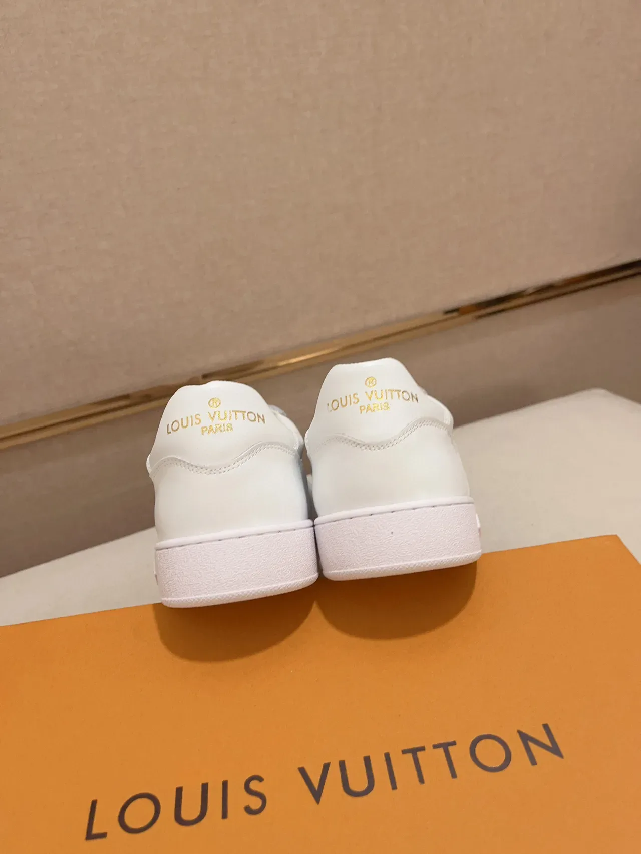 Louis Vuitton LV Trainer Sneakers de Cuir Blancs et Gris avec Impression Monogramme, Low-Top à Lacets, Style Lifestyle 8
