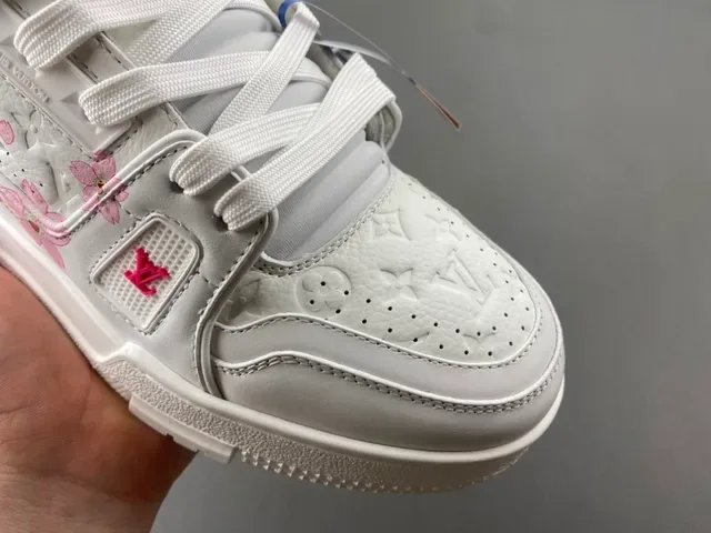 Louis Vuitton LV Trainer Chaussures Lifestyle Blanc et Rose Cuir Quilted Broderie Fleur de Cerisier 2