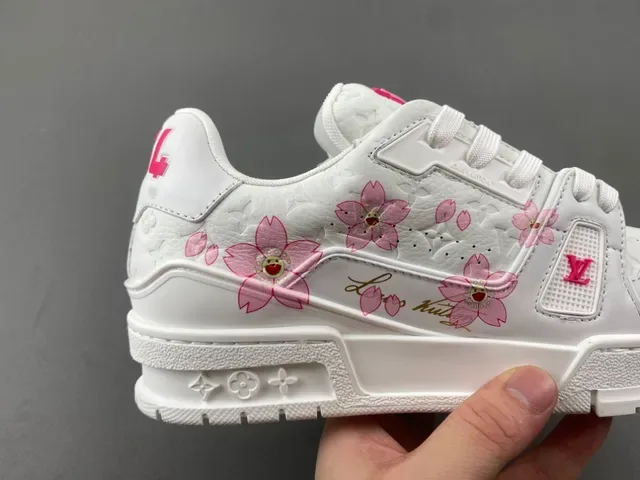 Louis Vuitton LV Trainer Chaussures Lifestyle Blanc et Rose Cuir Quilted Broderie Fleur de Cerisier 3
