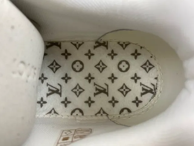 Louis Vuitton LV Trainer Chaussures Lifestyle Blanc et Rose Cuir Quilted Broderie Fleur de Cerisier 7