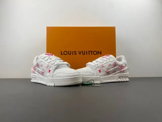Louis Vuitton LV Trainer Chaussures Lifestyle Blanc et Rose Cuir Quilted Broderie Fleur de Cerisier 13