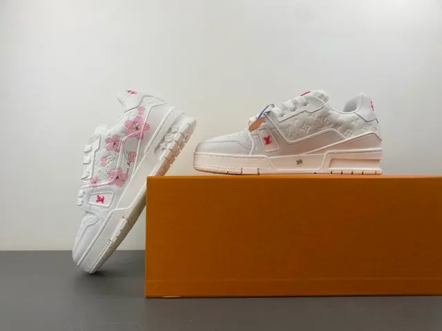 Louis Vuitton LV Trainer Chaussures Lifestyle Blanc et Rose Cuir Quilted Broderie Fleur de Cerisier 14