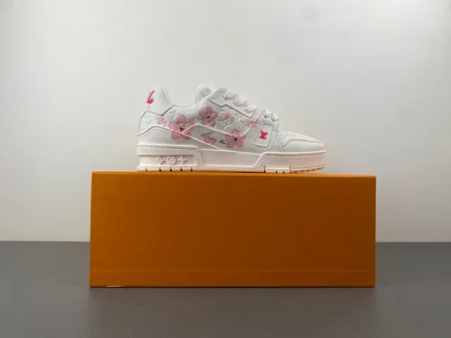 Louis Vuitton LV Trainer Chaussures Lifestyle Blanc et Rose Cuir Quilted Broderie Fleur de Cerisier 15