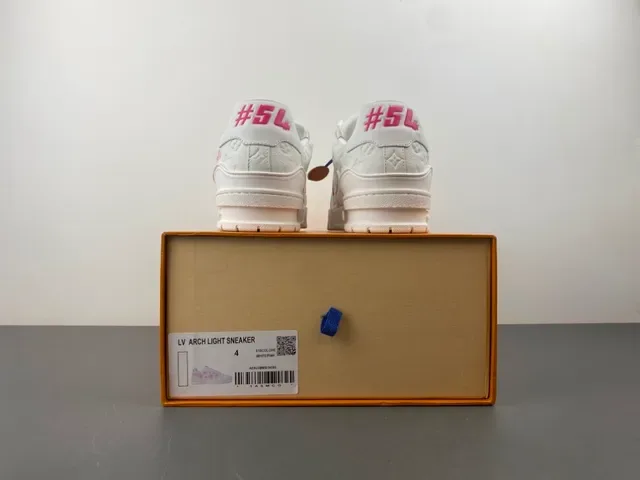 Louis Vuitton LV Trainer Chaussures Lifestyle Blanc et Rose Cuir Quilted Broderie Fleur de Cerisier 17