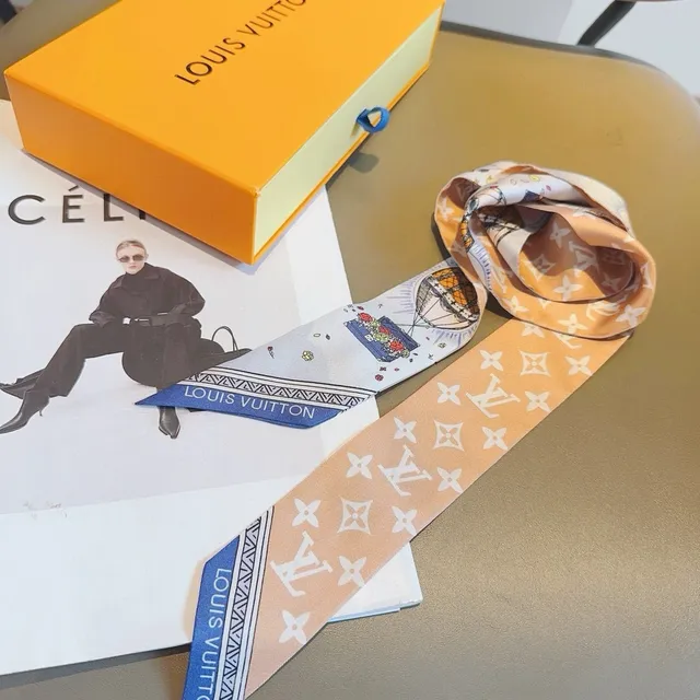 Écharpe en soie Louis Vuitton Monogram et Illustration de Ballon à Air Chaud 6